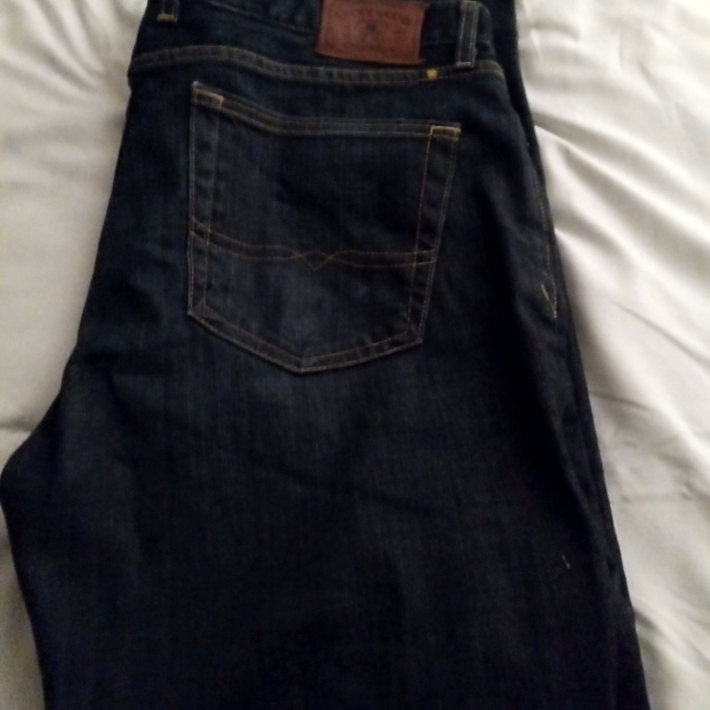 2 pairs of straight leg LUCKY BRAND Jeans